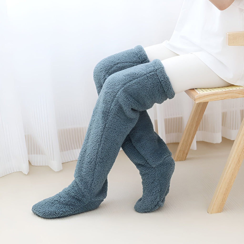 Cozy over-the-knee socks made from soft, warm material, perfect for winter. Available in various colors, these stylish accessories add comfort and flair 3