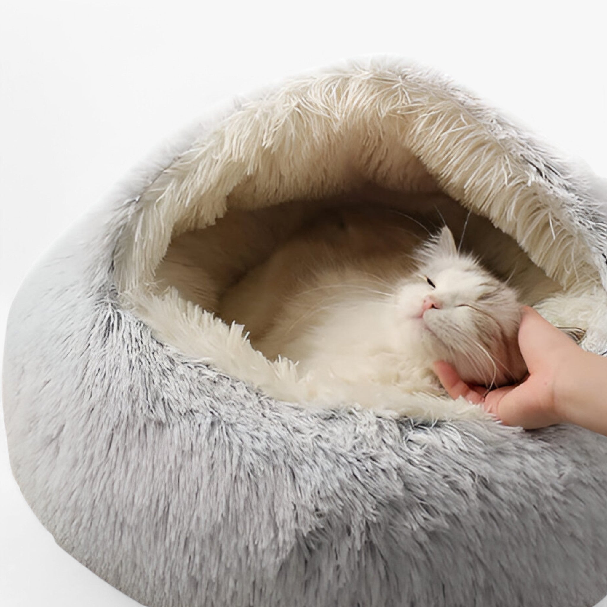 Cozy pet bed in plush velvet with a winter-themed design, perfect for dogs and cats. Features a soft, comfortable surface and is available in multiple 8