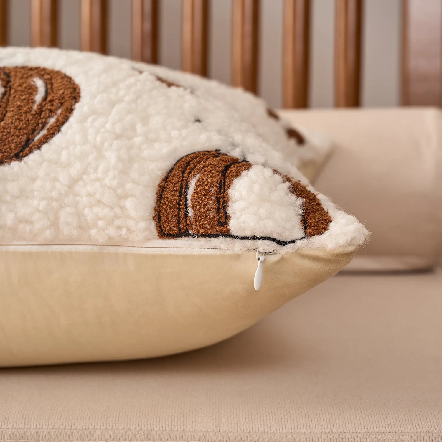 Plush pillowcase – Soft polyester – Autumn pumpkin design – 17.7 x 17.7 in – Cozy fall decor 4