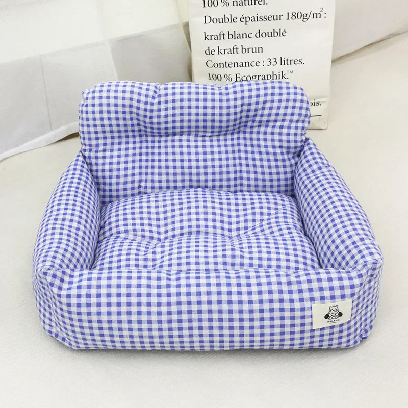 Portable dog car seat cushion in durable polyester, featuring a water-resistant surface for easy cleaning. The cushion is designed for comfort and safety, with a stylish 6