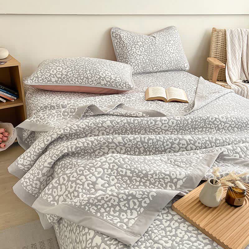Quilt bedding set – Leopard print jacquard – Soft cotton-polyester – Modern bedroom decor 0
