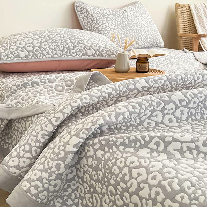 Quilt bedding set – Leopard print jacquard – Soft cotton-polyester – Modern bedroom decor 1