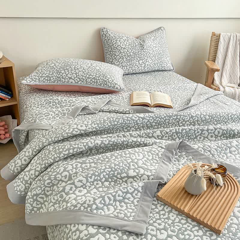 Quilt bedding set – Leopard print jacquard – Soft cotton-polyester – Modern bedroom decor 2