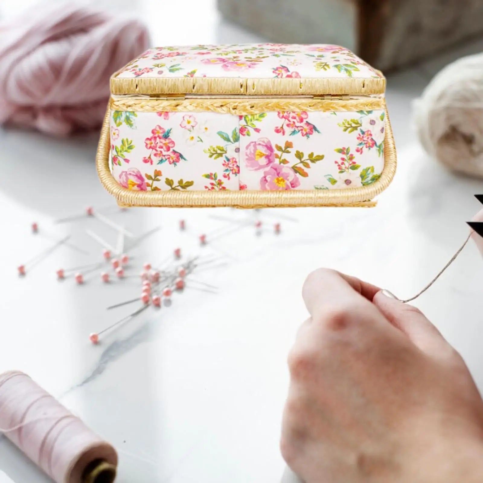 Sewing thread storage case – Durable cloth – Floral print design – Portable organizer for crafting – 9.4 x 6.9 x 5.1 in 3