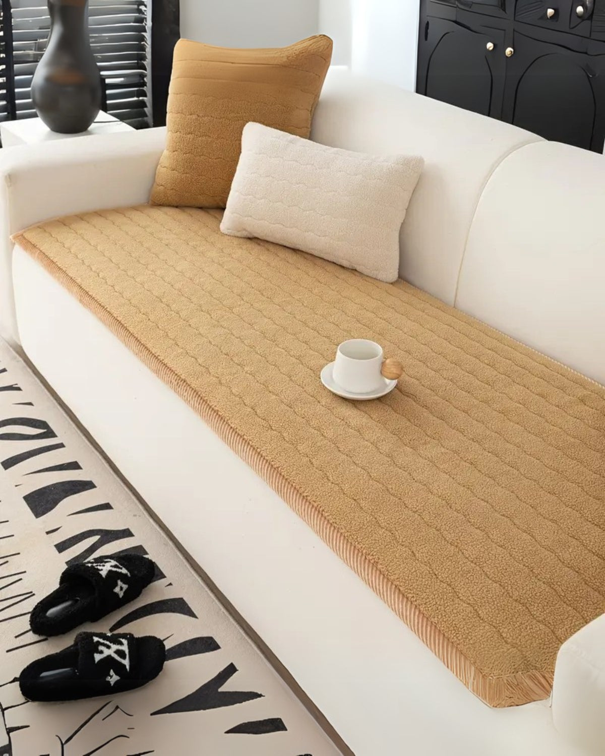 Sofa cover – Plush fabric – Elegant neutral tones – Pet-friendly and machine washable 0