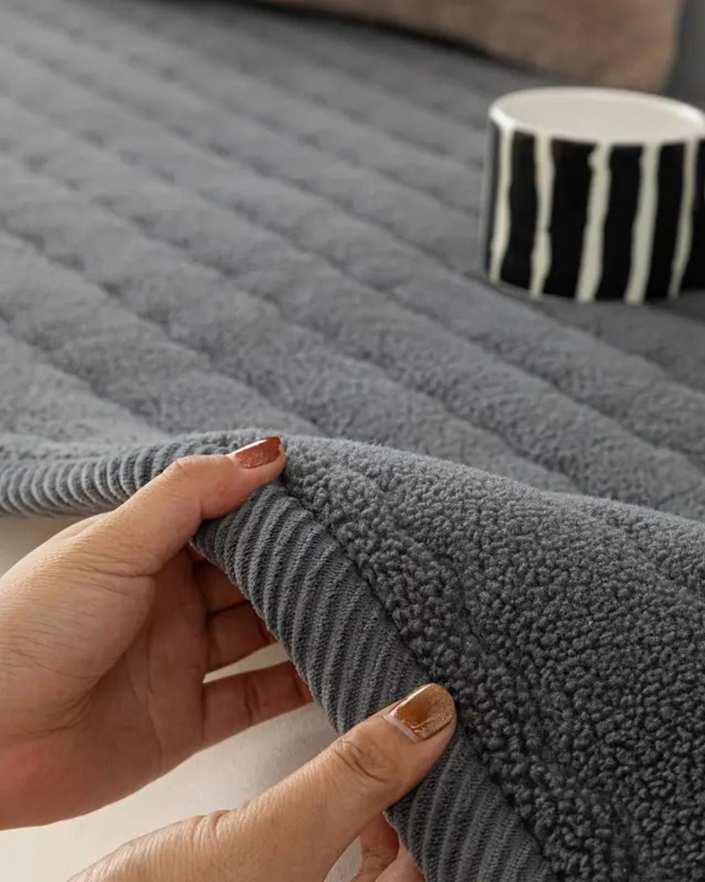 Sofa cover – Plush fabric – Elegant neutral tones – Pet-friendly and machine washable 2