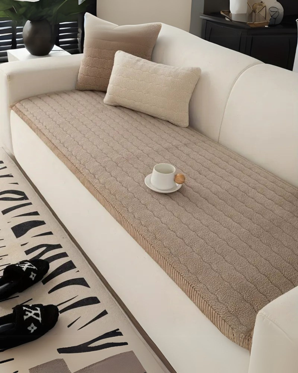 Sofa cover – Plush fabric – Elegant neutral tones – Pet-friendly and machine washable 8