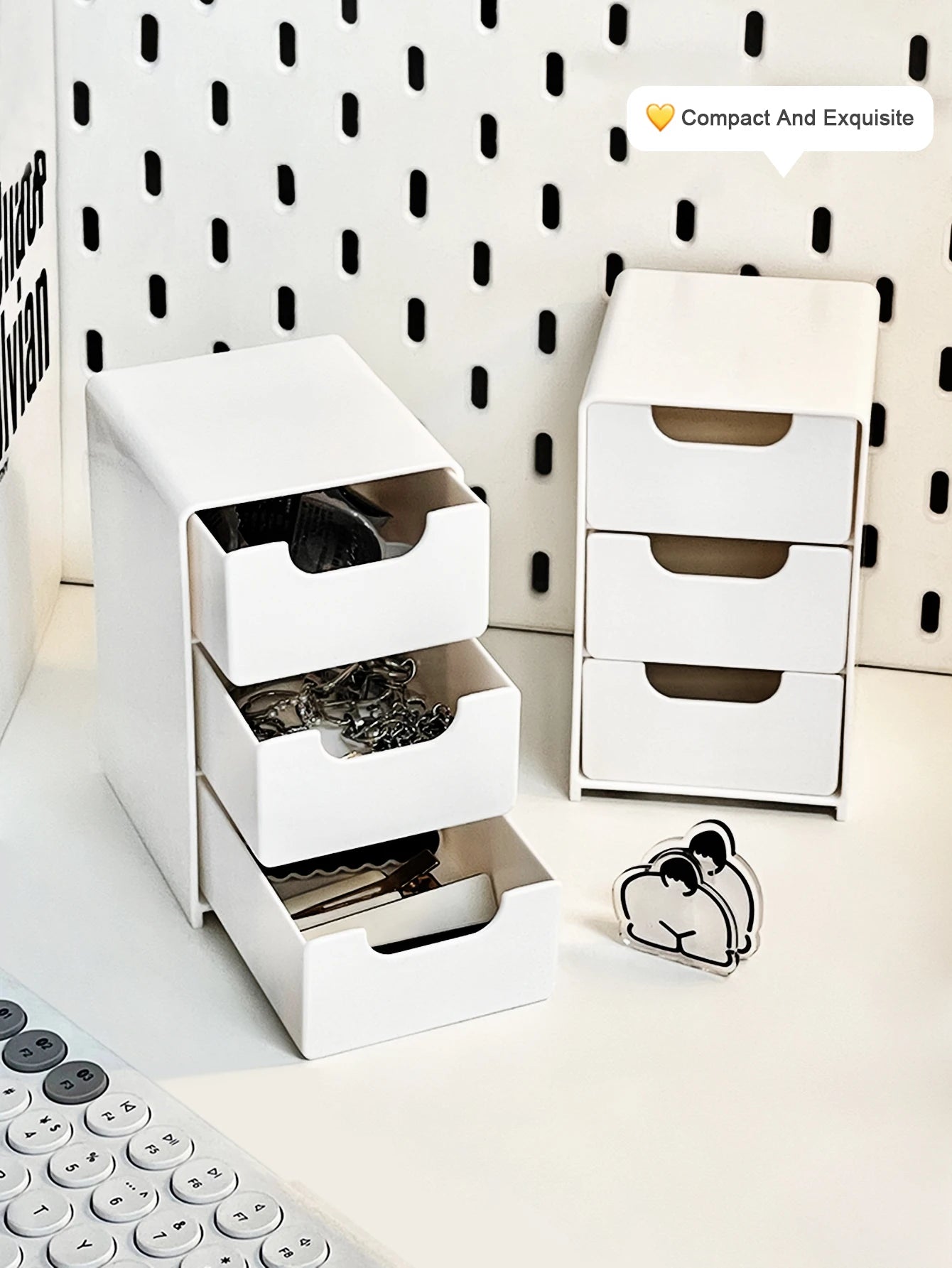 Storage box – Durable plastic – Three-layer design – White – Ideal for jewelry and small items – 9.5 x 5.5 x 4.3 in 0