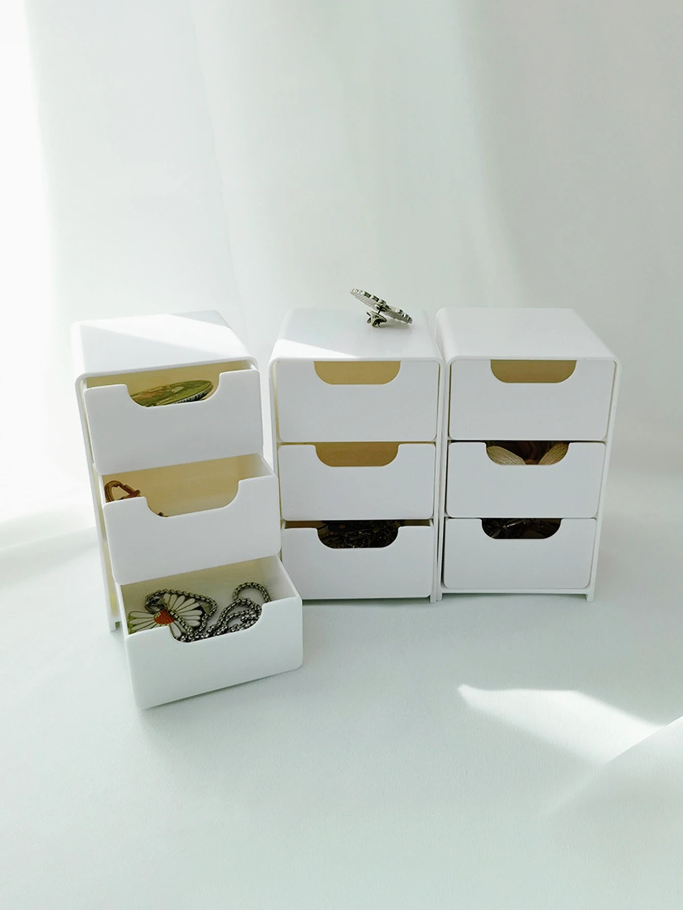 Storage box – Durable plastic – Three-layer design – White – Ideal for jewelry and small items – 9.5 x 5.5 x 4.3 in 3