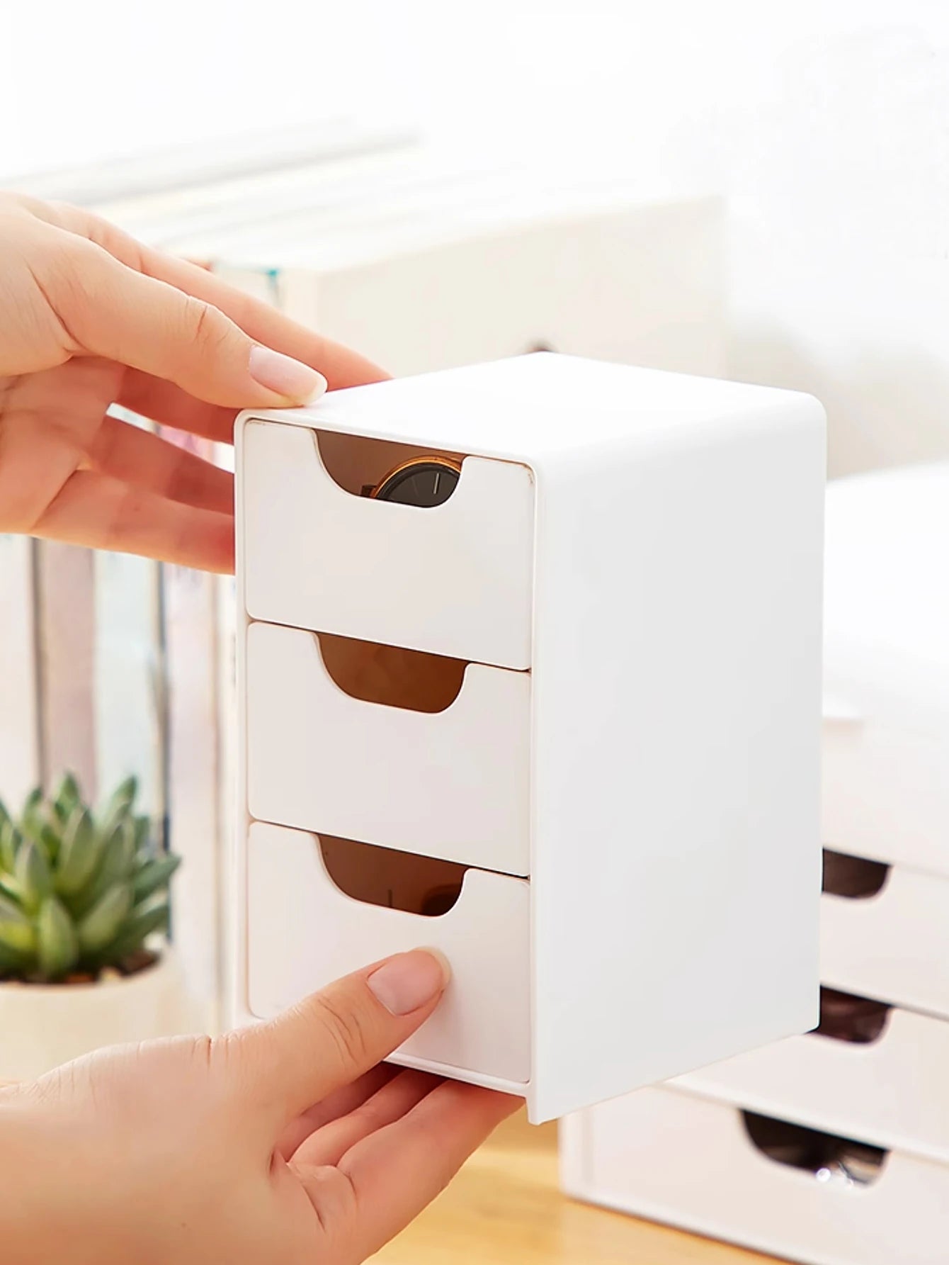 Storage box – Durable plastic – Three-layer design – White – Ideal for jewelry and small items – 9.5 x 5.5 x 4.3 in 4