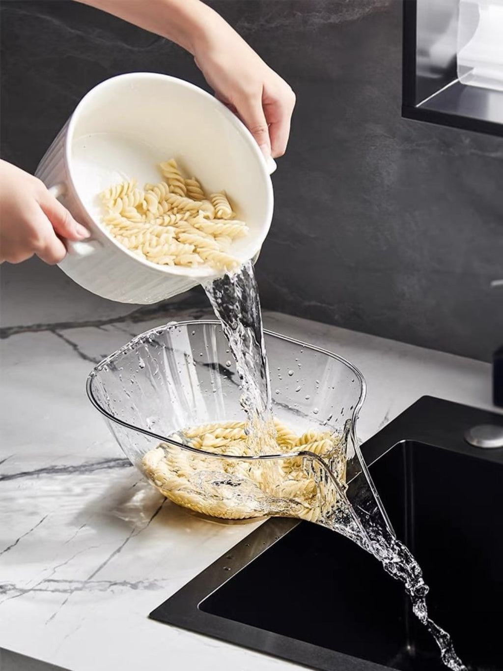 Strainer – Heat-resistant plastic – Compact gray design – Versatile for draining and rinsing 3
