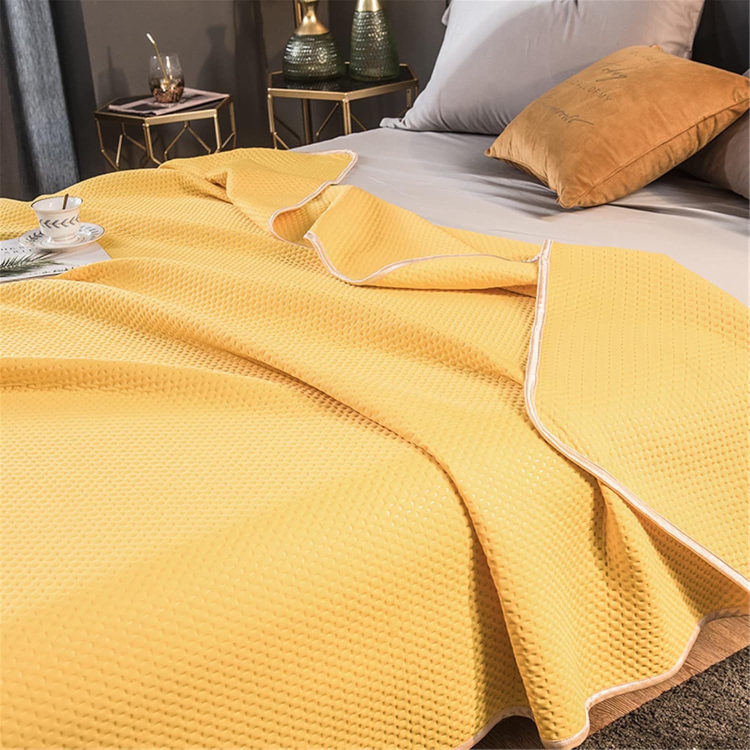 Summer quilt – Lightweight silk-like fiber – Elegant yellow gold design – Ideal for warm nights – 60 x 80 or 71 x 87 or 80 x 90 2