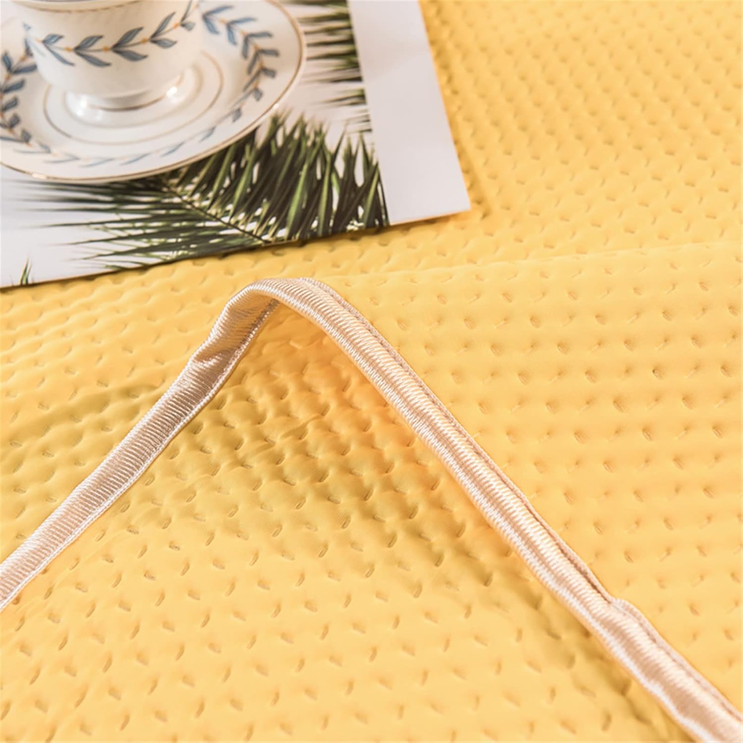 Summer quilt – Lightweight silk-like fiber – Elegant yellow gold design – Ideal for warm nights – 60 x 80 or 71 x 87 or 80 x 90 3
