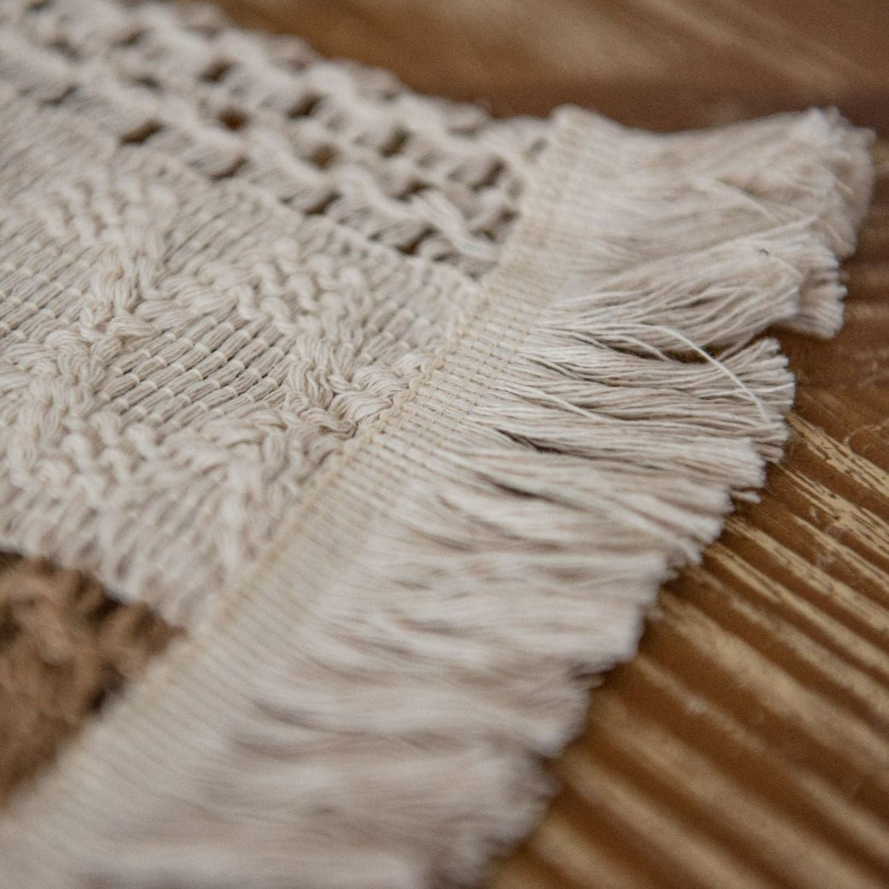 Table runner – 100% polyester – Rustic white and brown striped – Perfect for dining tables 2