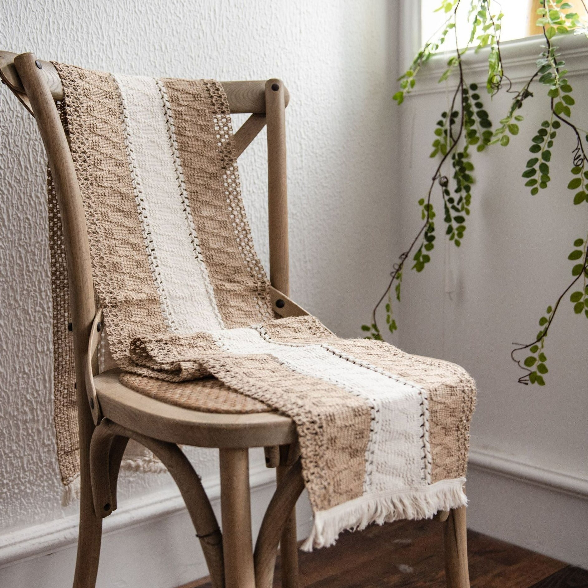 Table runner – 100% polyester – Rustic white and brown striped – Perfect for dining tables 3
