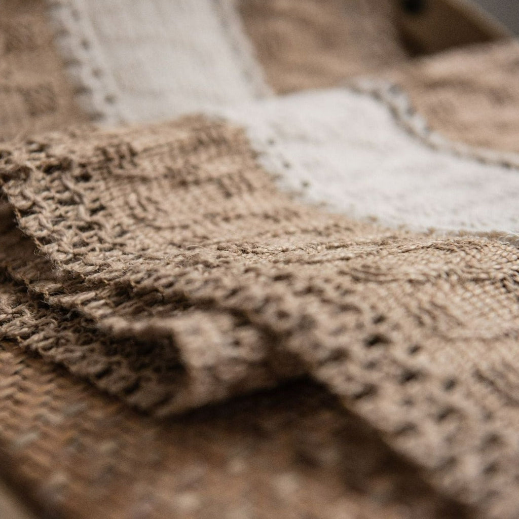 Table runner – 100% polyester – Rustic white and brown striped – Perfect for dining tables 7