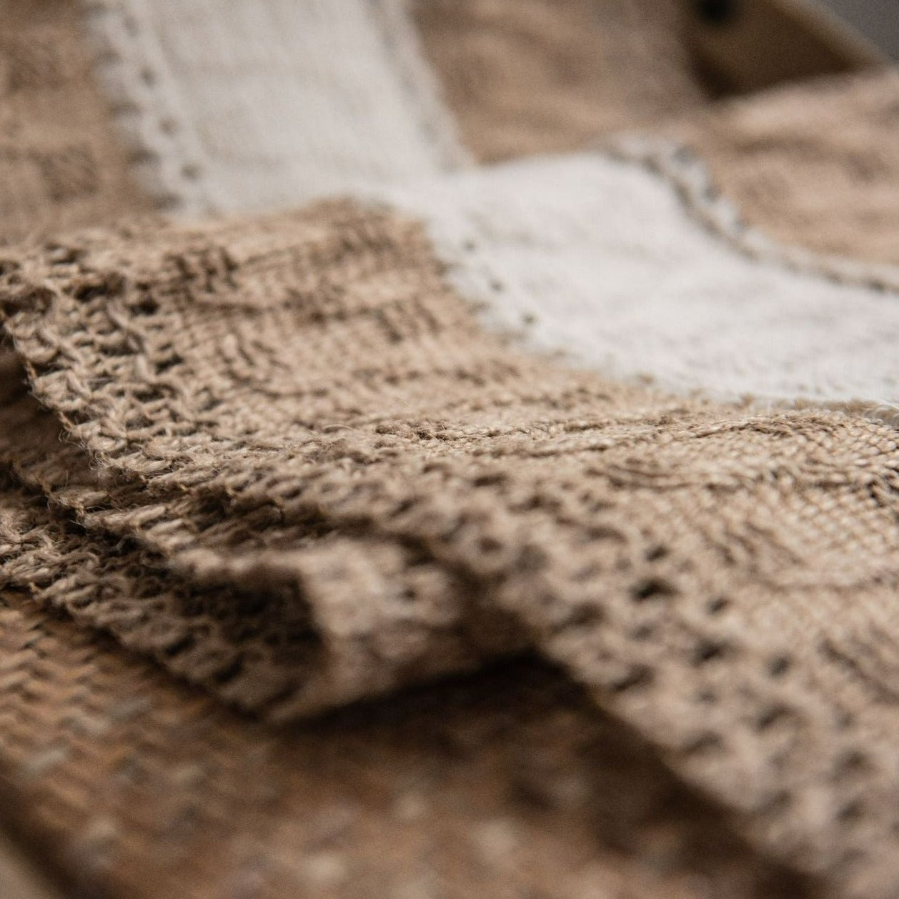 Table runner – 100% polyester – Rustic white and brown striped – Perfect for dining tables 7