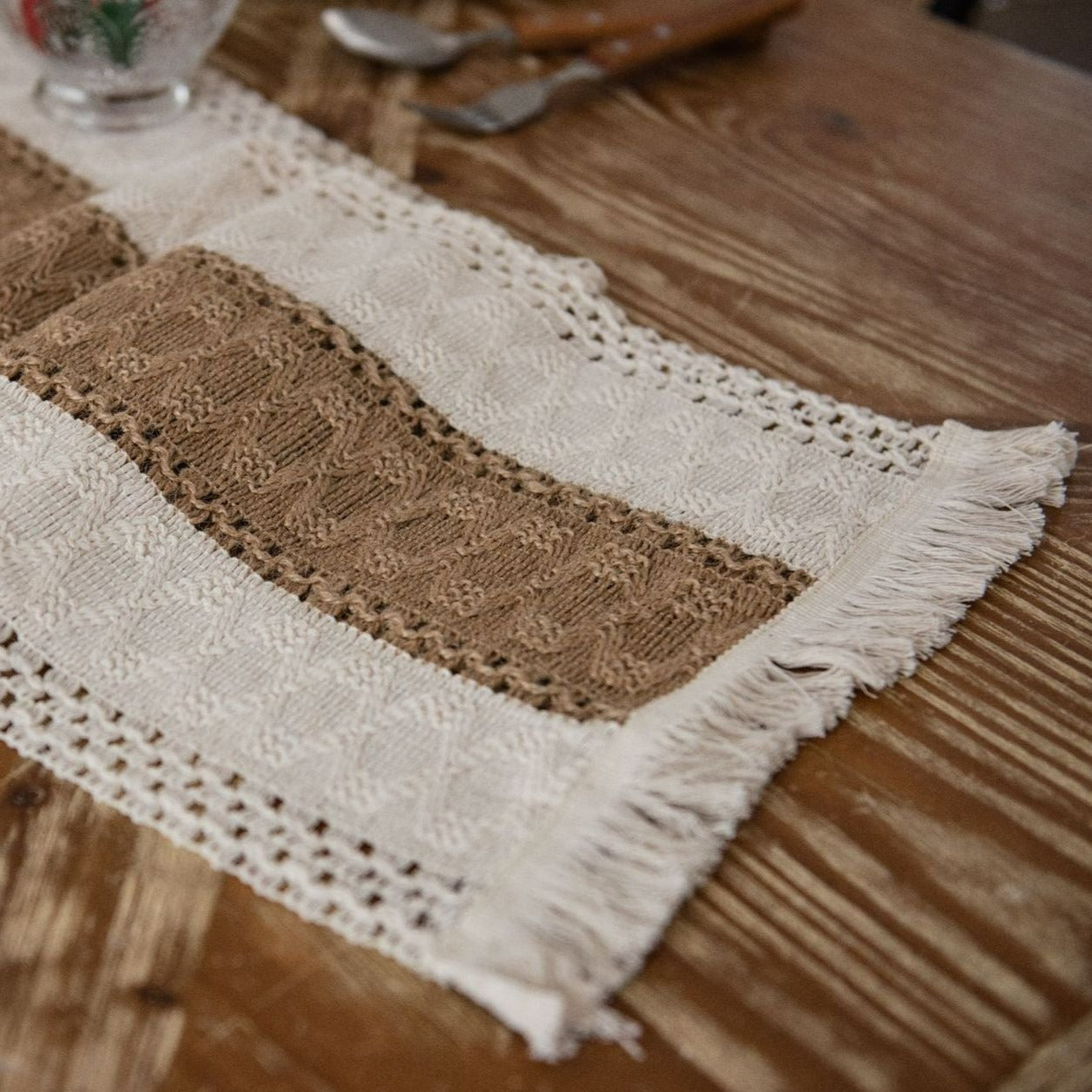 Table runner – 100% polyester – Rustic white and brown striped – Perfect for dining tables 8