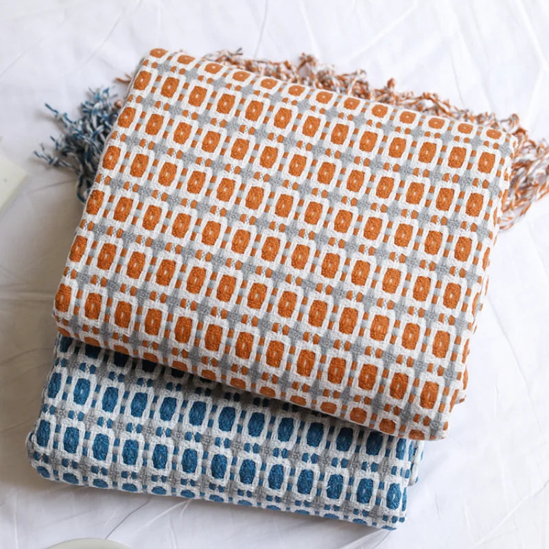 Throw blanket – Knitted fabric – Navy blue checkered design – Cozy sofa accessory with tassels 0
