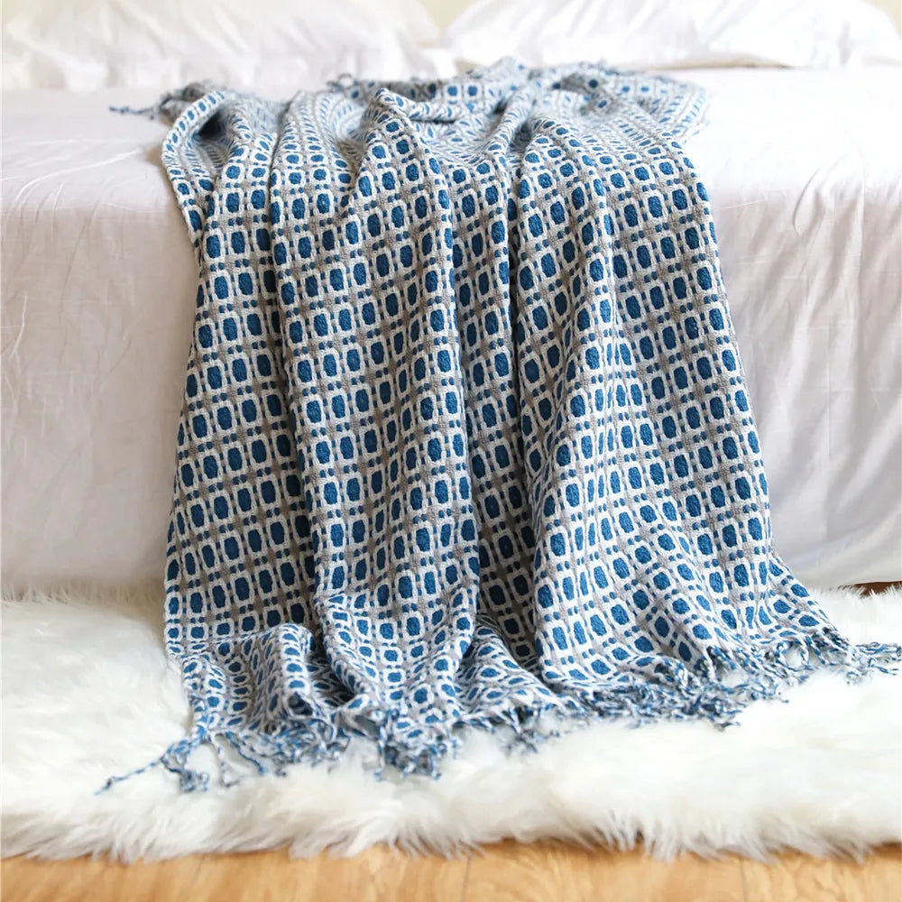 Throw blanket – Knitted fabric – Navy blue checkered design – Cozy sofa accessory with tassels 2