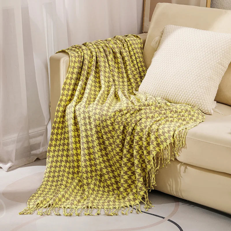 Throw blanket – Knitted fabric – Navy blue checkered design – Cozy sofa accessory with tassels 7