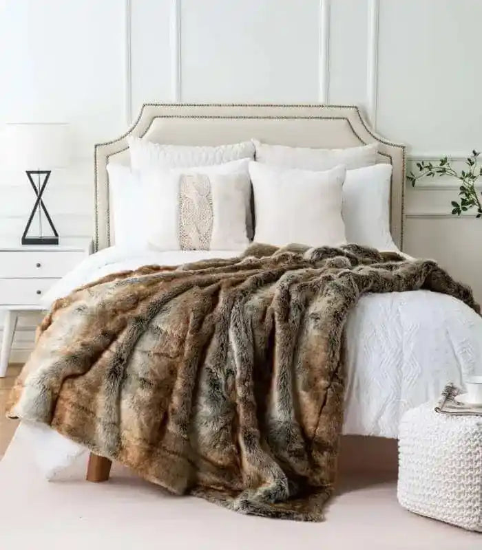 Throw blanket – Soft faux fur – Luxurious brown design – Cozy accessory for bed or sofa 0