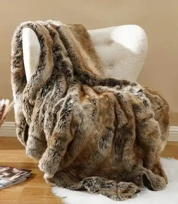 Throw blanket – Soft faux fur – Luxurious brown design – Cozy accessory for bed or sofa 2
