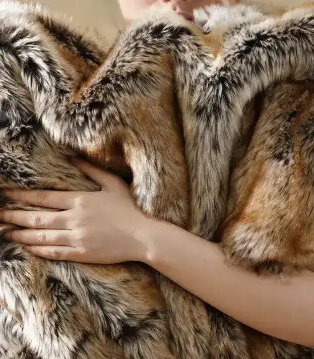 Throw blanket – Soft faux fur – Luxurious brown design – Cozy accessory for bed or sofa 3
