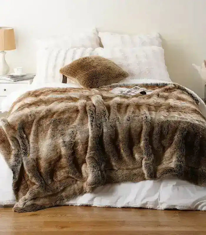 Throw blanket – Soft faux fur – Luxurious brown design – Cozy accessory for bed or sofa 6