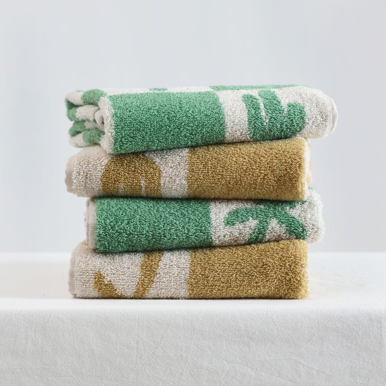 Towel set – Cotton – Cactus and palm design – Beach or spa use – Absorbent and durable 1