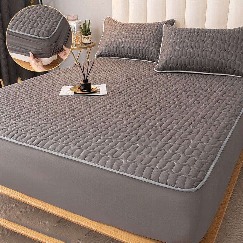 Waterproof queen mattress protector featuring a soft knotted design for added comfort. Made from durable, breathable fabric to keep your mattress safe and clean. Ideal 8