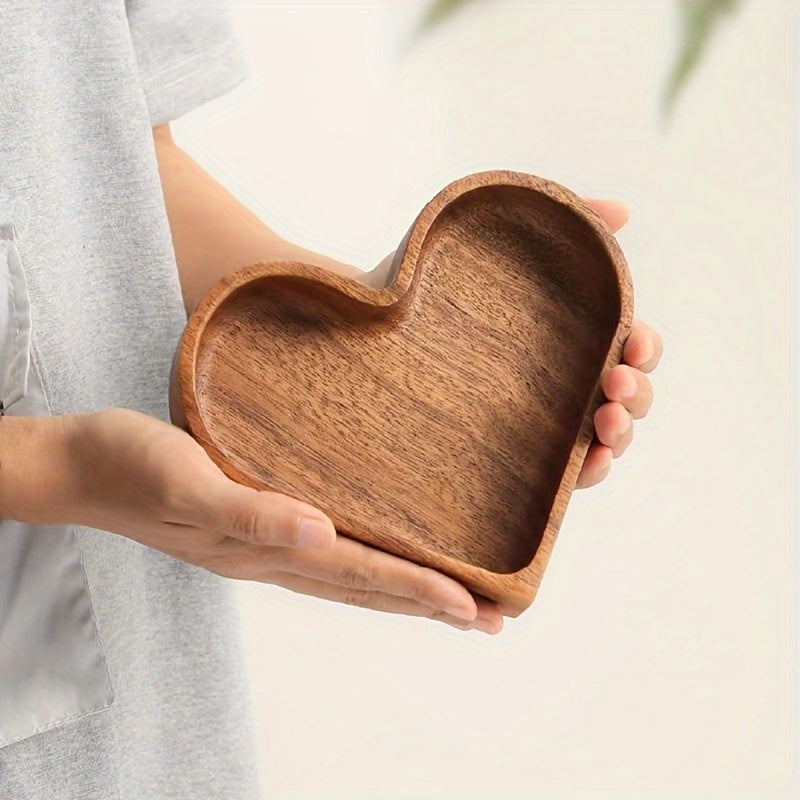 Wooden snack tray – Heart-shaped design – Natural wood – Ideal for gatherings and gifting – 6.7 x 5.9 x 1.2 in 6